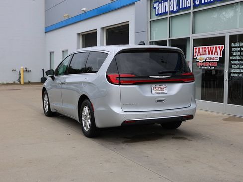 Used 2024 Chrysler Pacifica Touring-L FWD image 8