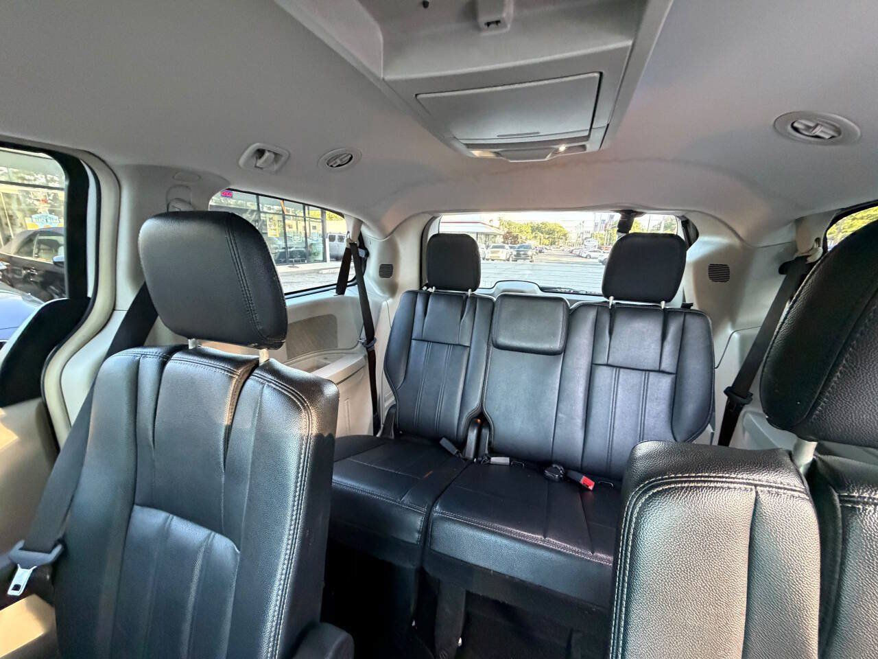 Used 2016 Chrysler Town & Country Touring FWD image 17