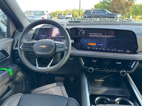 New 2025 Chevrolet Suburban Premier RWD image 11