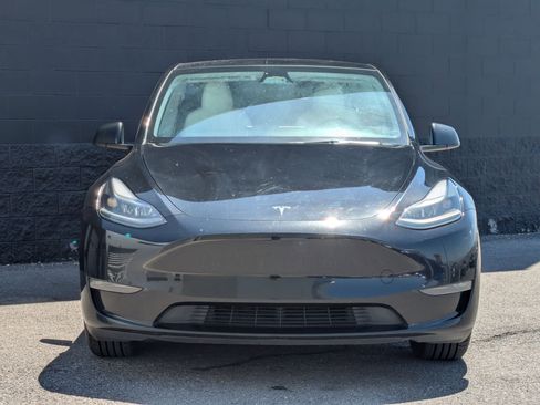 Used 2024 Tesla Model Y Long Range AWD/4WD image 2