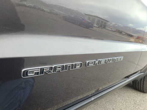 Used 2019 Jeep Grand Cherokee Laredo image 18