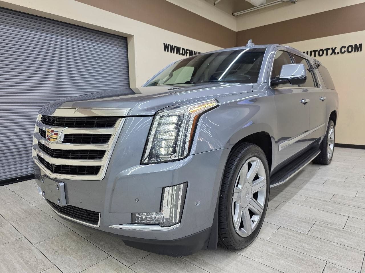 Used 2018 Cadillac Escalade ESV Luxury RWD image 2