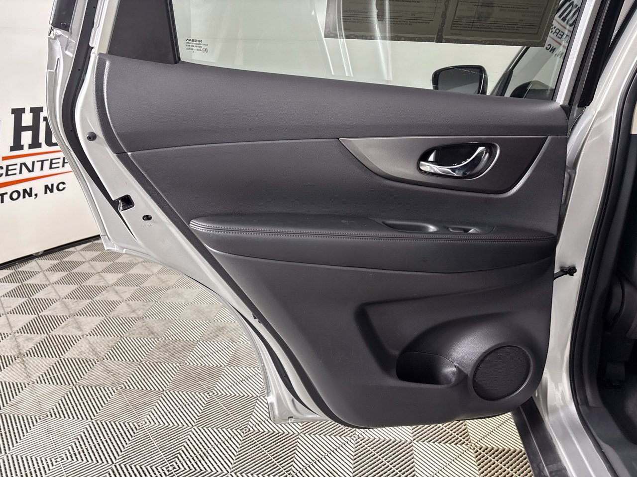 Used 2015 Nissan Rogue S FWD image 16