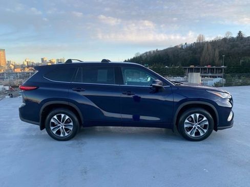 Certified 2022 Toyota Highlander XLE image 3