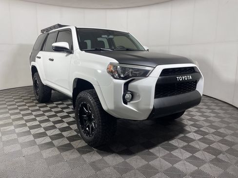 Used 2016 Toyota 4Runner SR5 AWD/4WD image 2