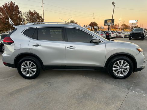 Used 2017 Nissan Rogue SV image 8