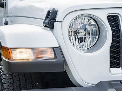 Used 2022 Jeep Wrangler Unlimited Sahara w/ Dual Top Group image 11