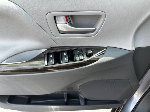 Used 2017 Toyota Sienna XLE Premium FWD image 22