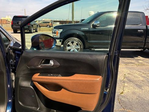 Used 2017 Chrysler Pacifica Limited image 29