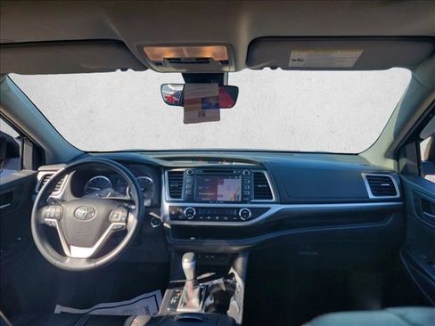 Used 2019 Toyota Highlander SE image 17