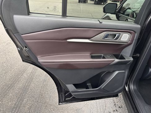 Used 2025 Ford Explorer Platinum image 11