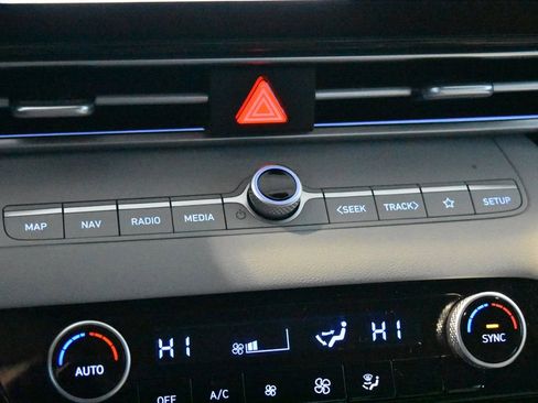 Used 2025 Hyundai Elantra Limited image 13