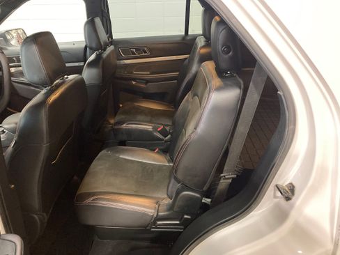 Used 2019 Ford Explorer XLT w/ Equipment Group 202A AWD/4WD image 16