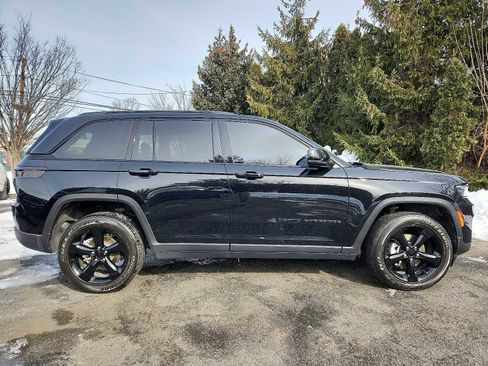 Used 2023 Jeep Grand Cherokee Altitude image 7