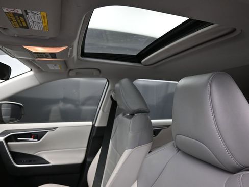 Used 2020 Toyota RAV4 XLE Premium FWD image 15