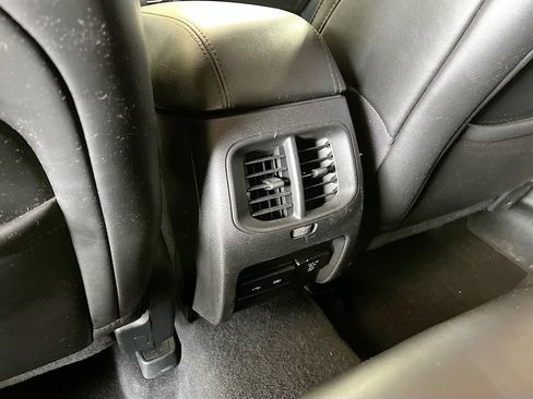 Used 2019 Jeep Cherokee Latitude Plus AWD/4WD image 24