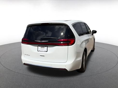 Used 2025 Chrysler Pacifica Select image 14