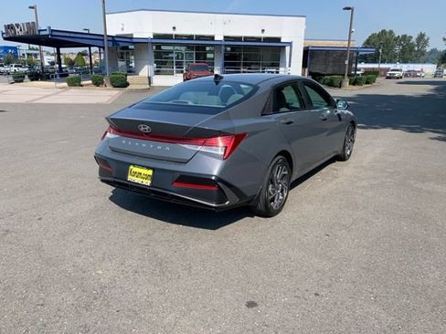 Used 2024 Hyundai Elantra SEL w/ Convenience Package FWD image 5
