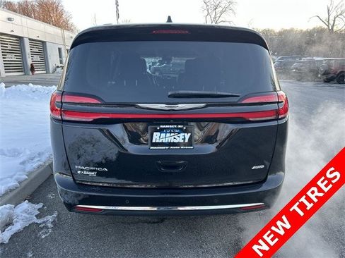 Certified 2022 Chrysler Pacifica Touring-L image 7