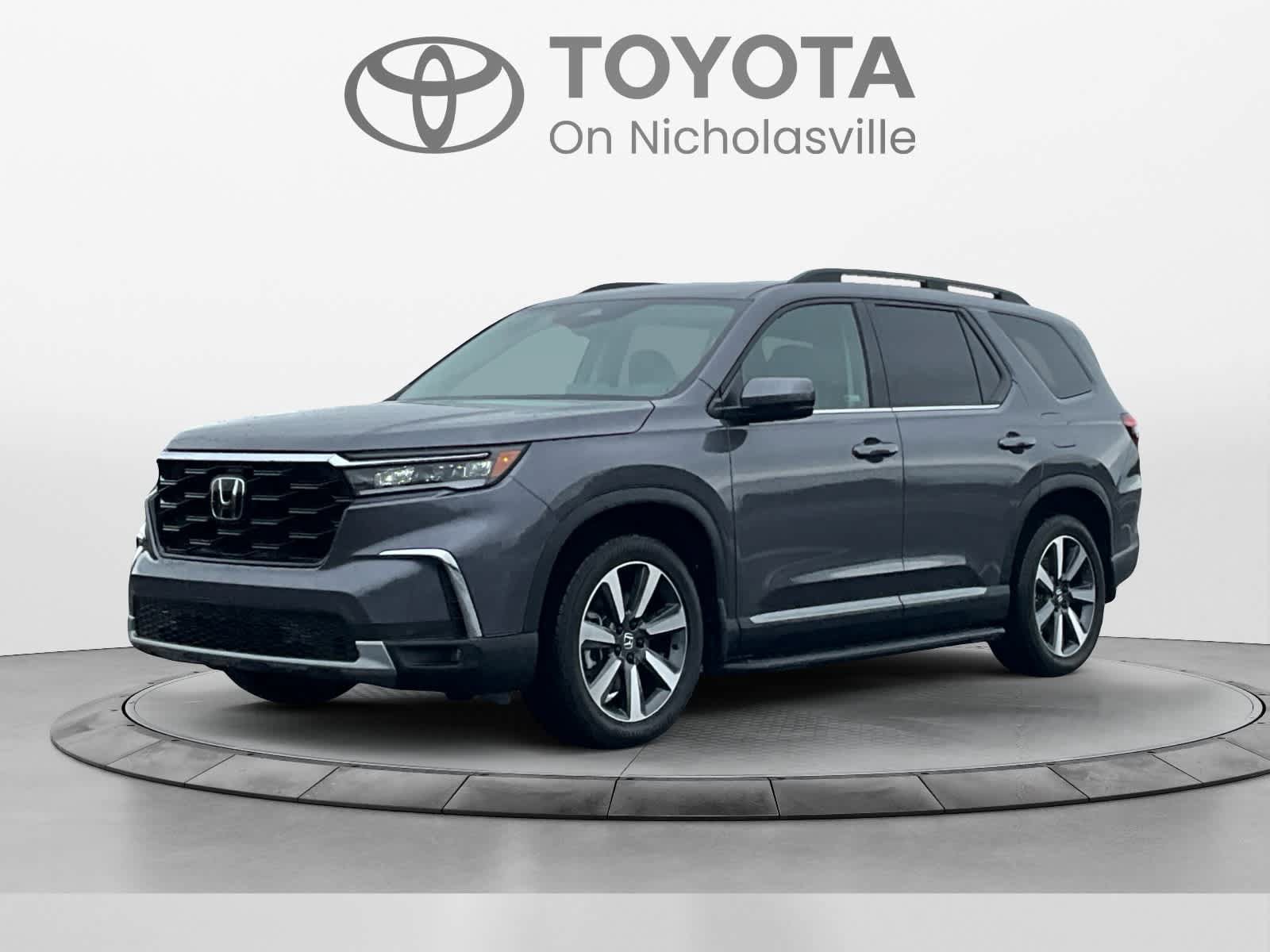 Used 2025 Honda Pilot Touring image 1
