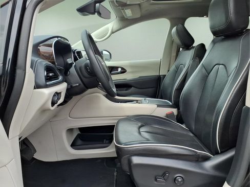 Used 2024 Chrysler Pacifica Limited FWD image 2