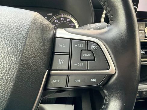 Used 2024 Toyota Highlander LE AWD/4WD image 32