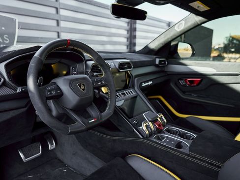 Used 2024 Lamborghini Urus Performante image 2