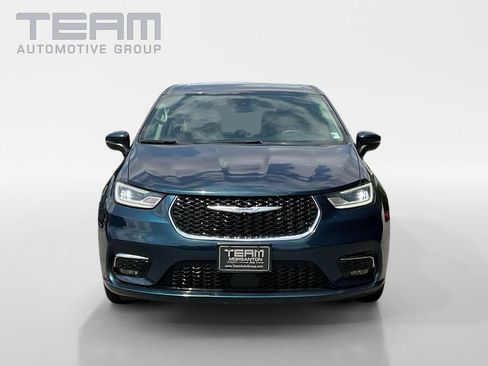 Used 2023 Chrysler Pacifica Touring-L FWD image 2