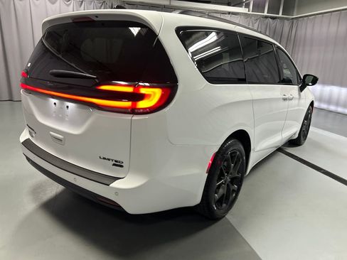Used 2024 Chrysler Pacifica Limited w/ S Appearance Package image 7