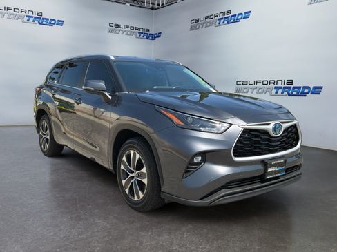 Used 2023 Toyota Highlander XLE FWD image 3