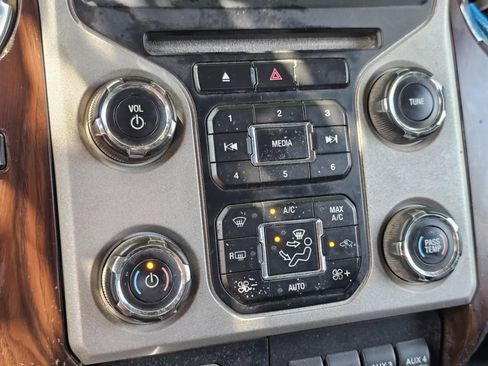 Used 2015 Ford F250 Lariat w/ Lariat Interior Package image 24