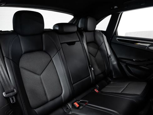Used 2022 Porsche Macan S AWD/4WD image 34