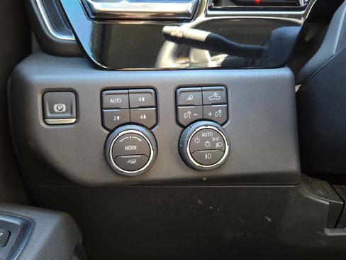Used 2025 Chevrolet Silverado 1500 LT Trail Boss w/ Convenience Package II AWD/4WD image 32