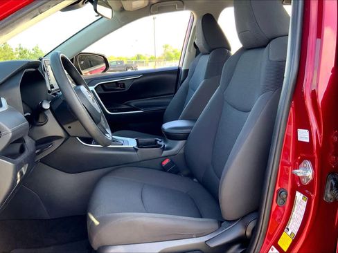 Used 2021 Toyota RAV4 LE image 8