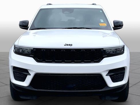 Used 2022 Jeep Grand Cherokee Altitude AWD/4WD image 5