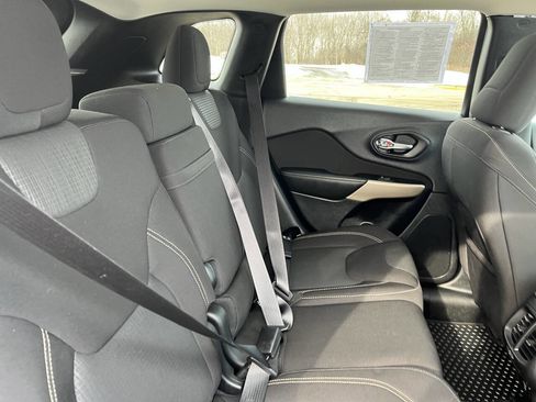 Used 2017 Jeep Cherokee Latitude w/ Cold Weather Group image 33