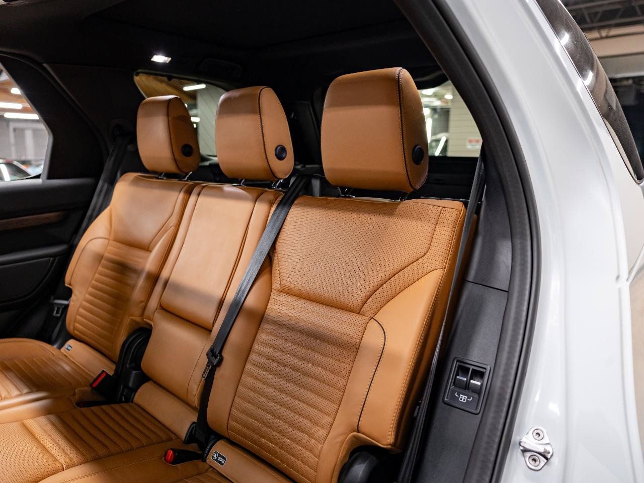 Used 2019 Land Rover Discovery HSE AWD/4WD image 12