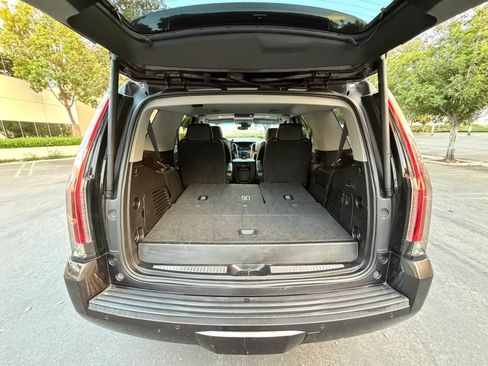 Used 2018 Cadillac Escalade Luxury RWD image 18