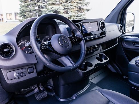 Used 2025 Mercedes-Benz Sprinter 2500 image 8