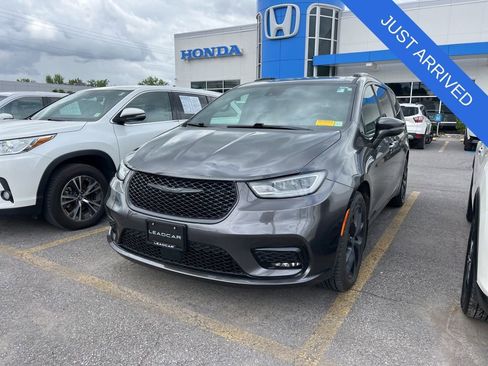 Used 2022 Chrysler Pacifica Touring-L w/ S Appearance Package AWD/4WD image 1