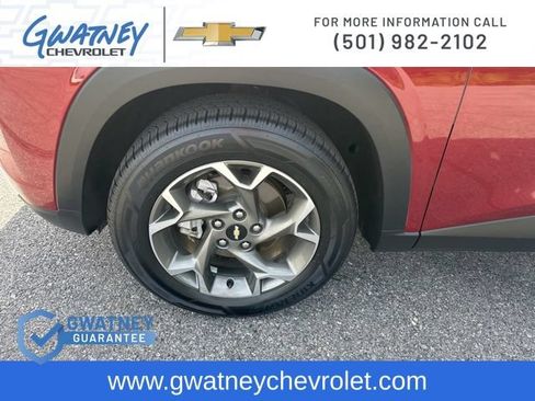 Used 2025 Chevrolet Trax LT w/ LT Convenience Package FWD image 9
