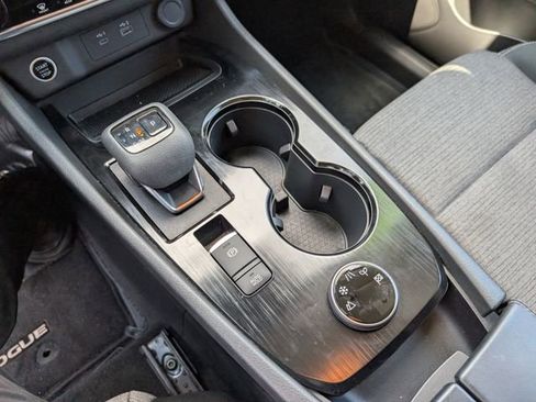 Used 2023 Nissan Rogue SV AWD/4WD image 4