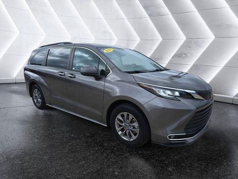 Used 2023 Toyota Sienna XLE image 3