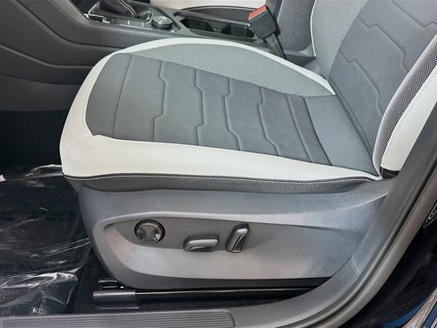 New 2025 Volkswagen Taos SE image 18