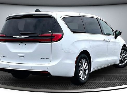 Used 2026 Chrysler Pacifica Limited FWD image 6