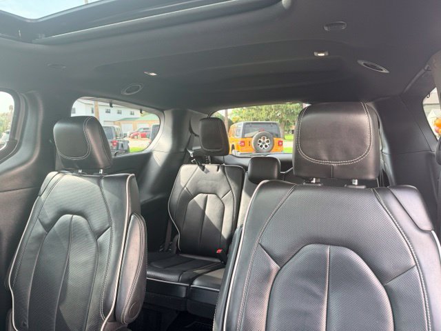 Used 2025 Chrysler Pacifica Limited FWD image 29