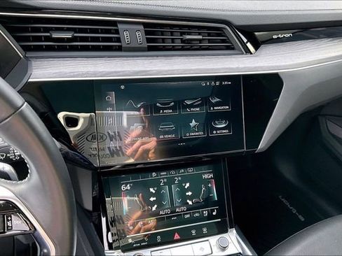 Used 2021 Audi e-tron Premium Plus w/ Premium Plus Package image 6