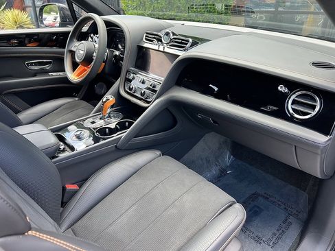 Used 2023 Bentley Bentayga image 32