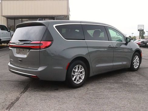 Used 2025 Chrysler Pacifica Select FWD image 5