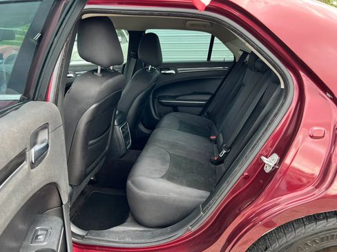 Used 2018 Chrysler 300 Touring w/ Chrome Appearance Package image 10